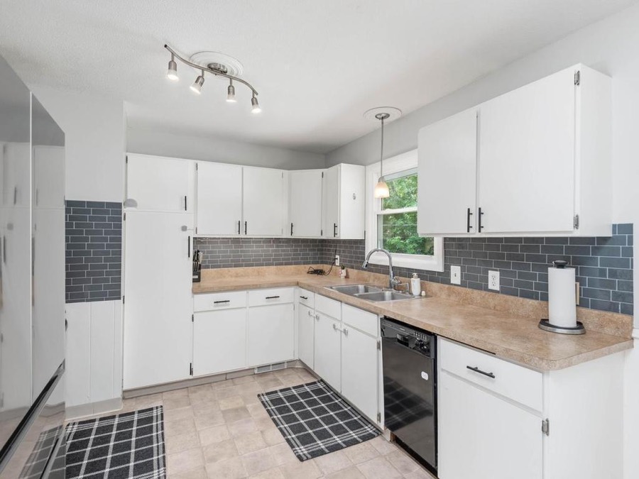 16043 Cambridge Circle SE, Prior Lake, MN photo 4