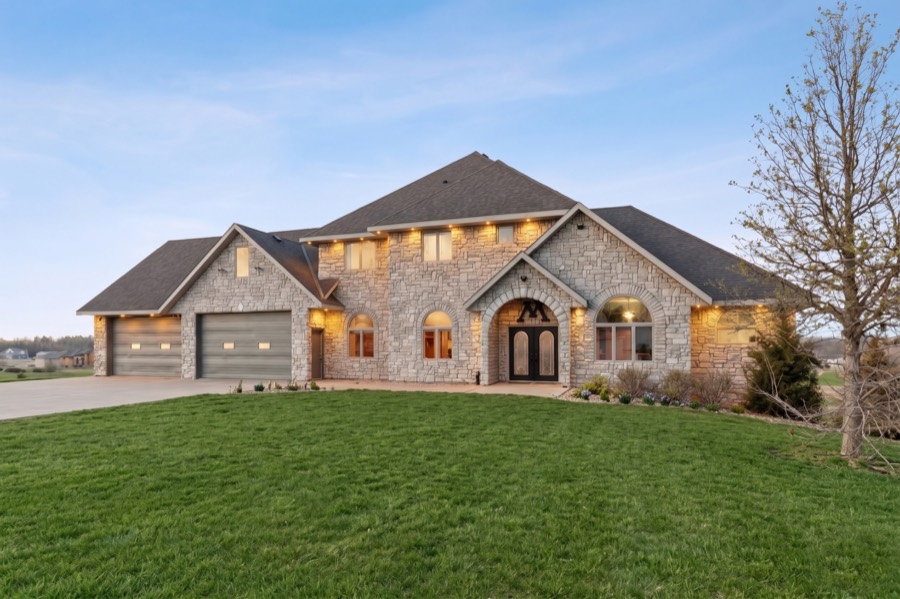 20951 Prairie Hills Lane, Prior Lake, MN photo 2