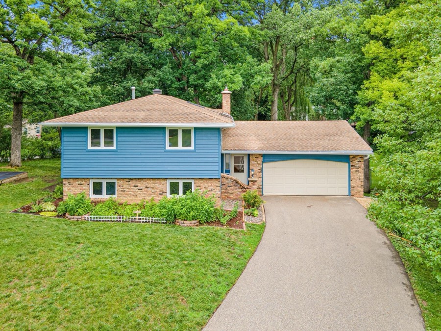 5915 Hidden Oaks Circle SE, Prior Lake, MN photo 2