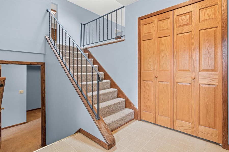 5915 Hidden Oaks Circle SE, Prior Lake, MN photo 3
