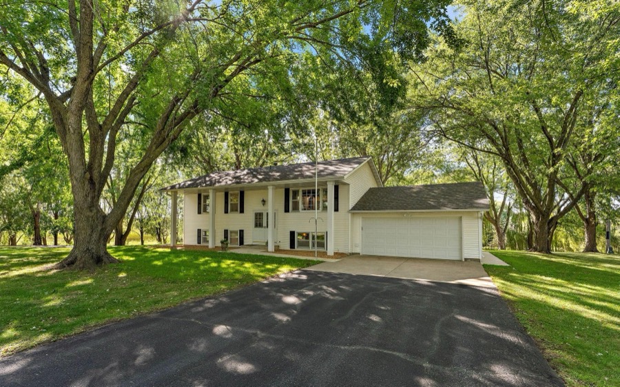 18421 Country Squires Circle, Prior Lake, MN